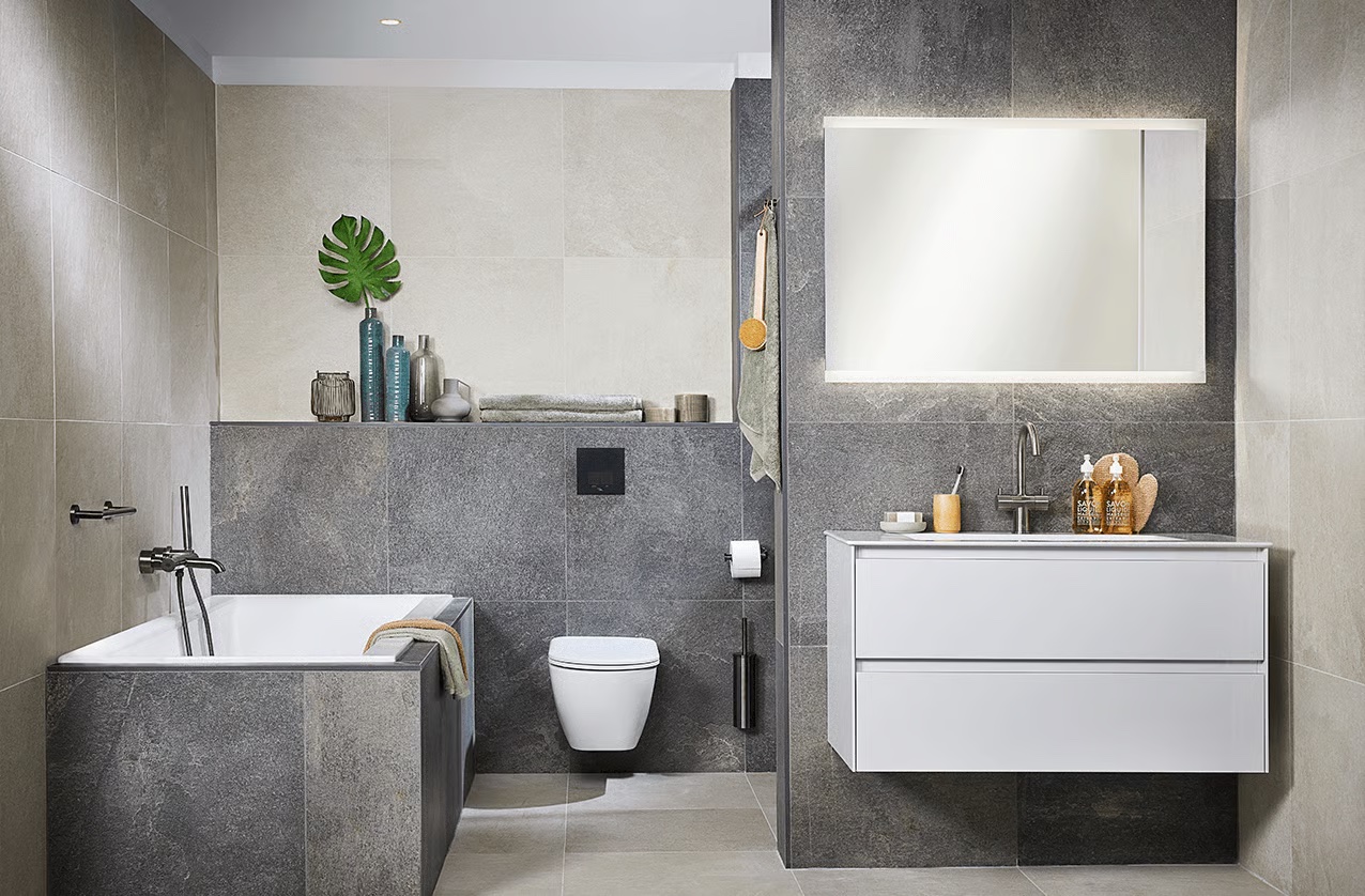 Moderne badkamer met inloopdouche en wastafelmeubel