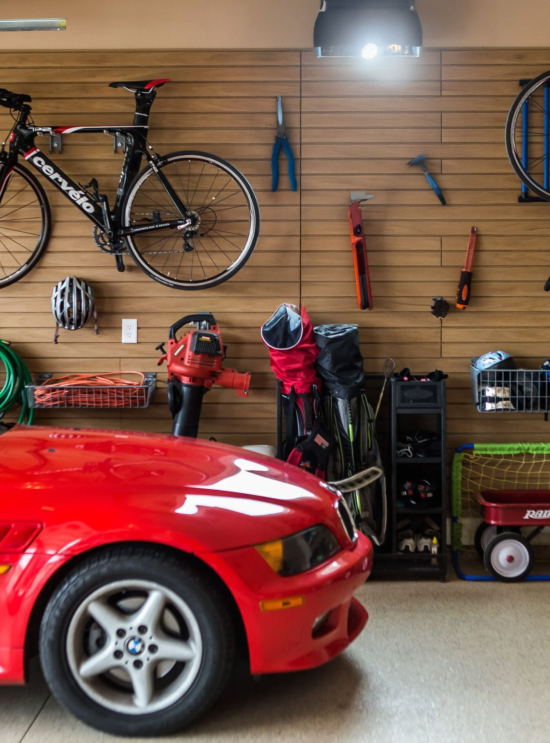 Opgeruimde garage met fiets en gereedschap aan de wand