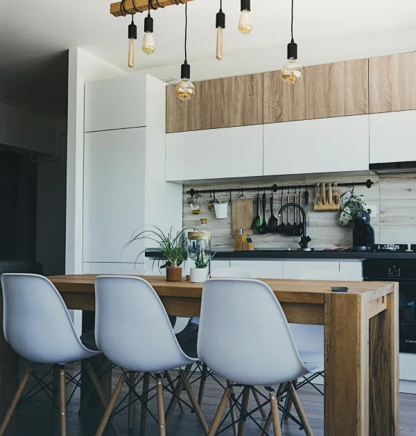 Moderne keuken met eettafel en hanglampen