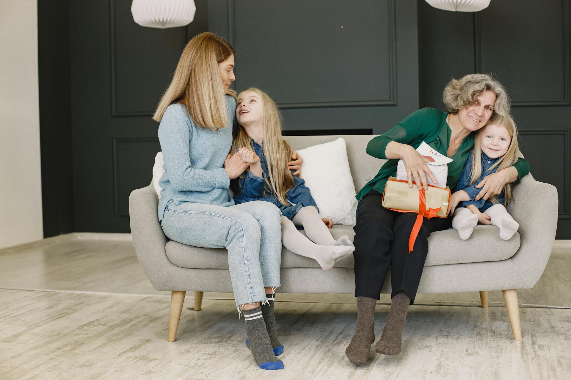 Moeder en oma met kinderen op de bank op moederdag