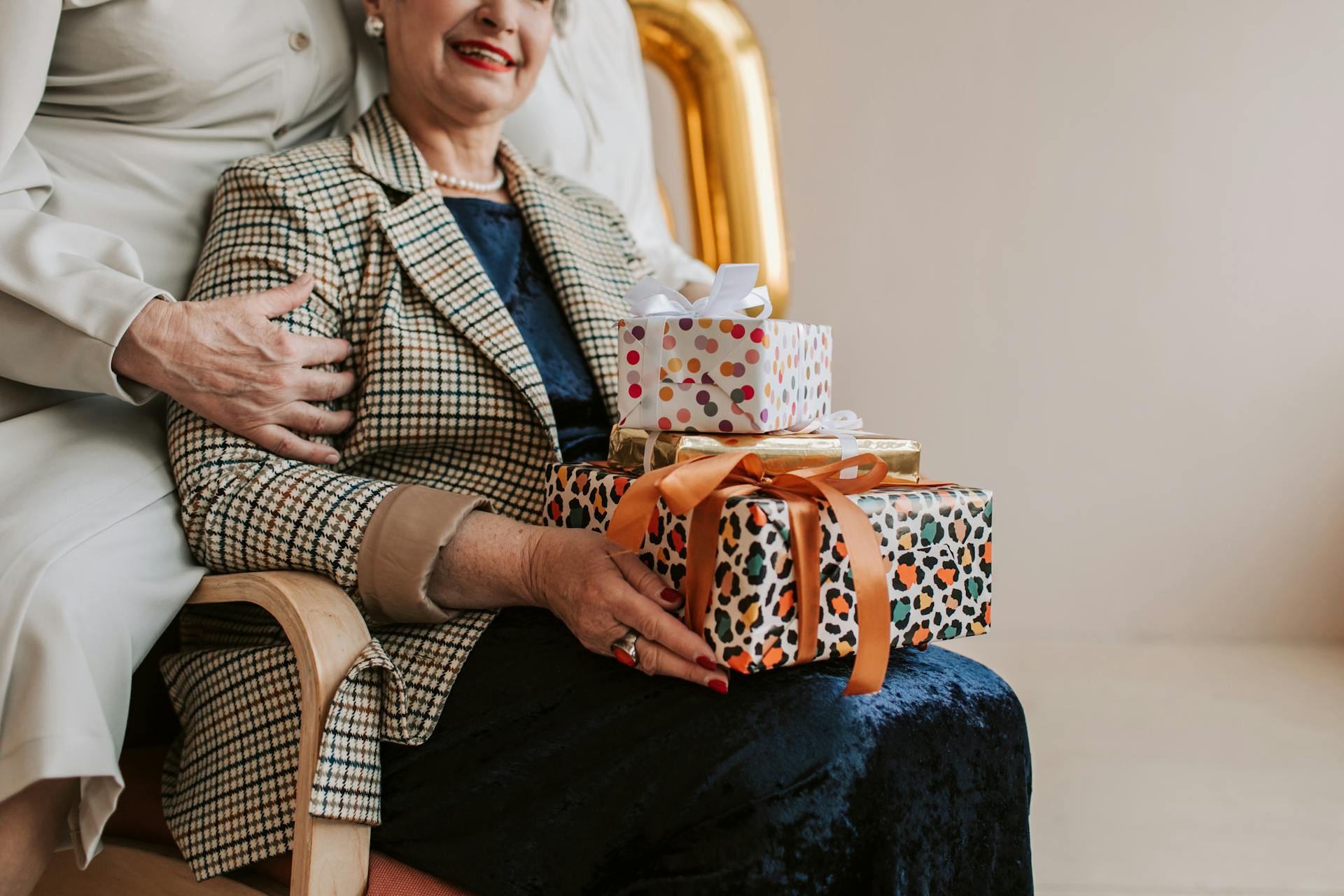 Moeder met een stapel mooie cadeau s op haar schoot