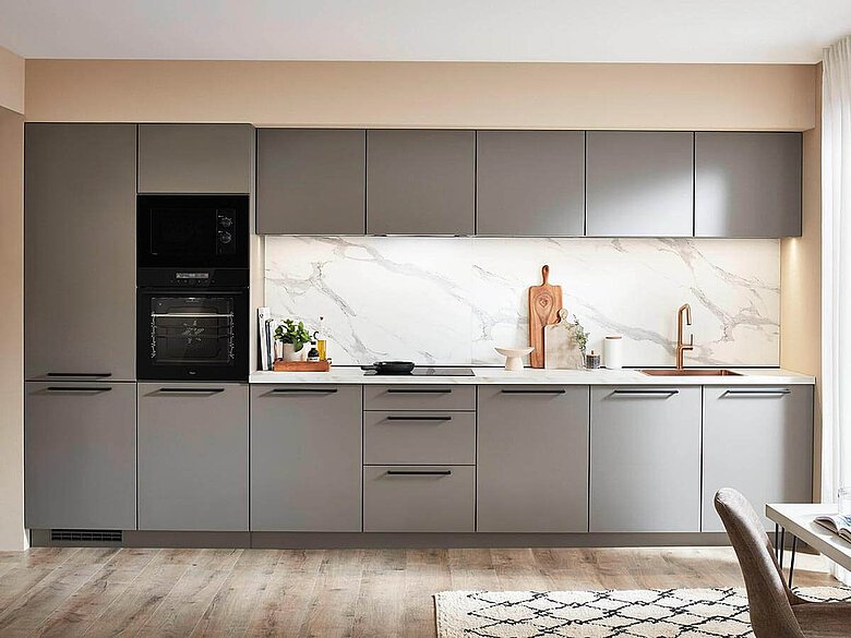Taupe keuken met carrara accenten